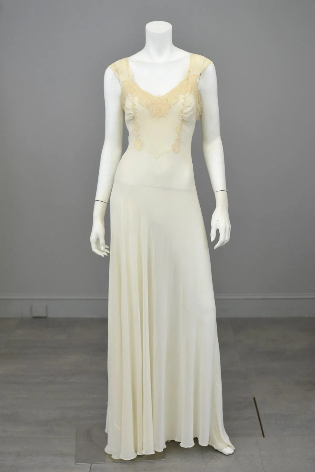 1930s Bias Cut Lace Trim Elegant Hollywood Glam Negligee Gown