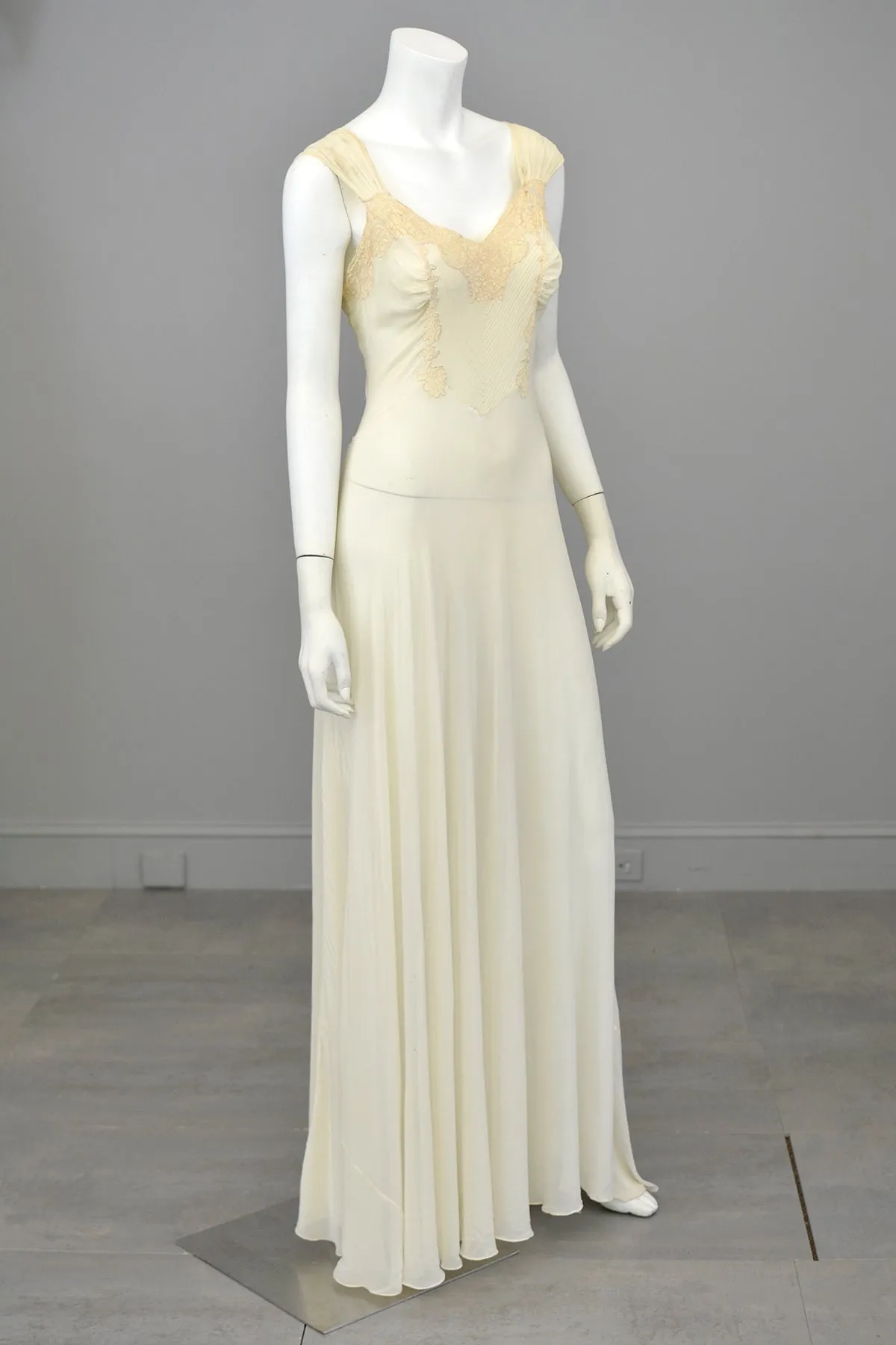 1930s Bias Cut Lace Trim Elegant Hollywood Glam Negligee Gown