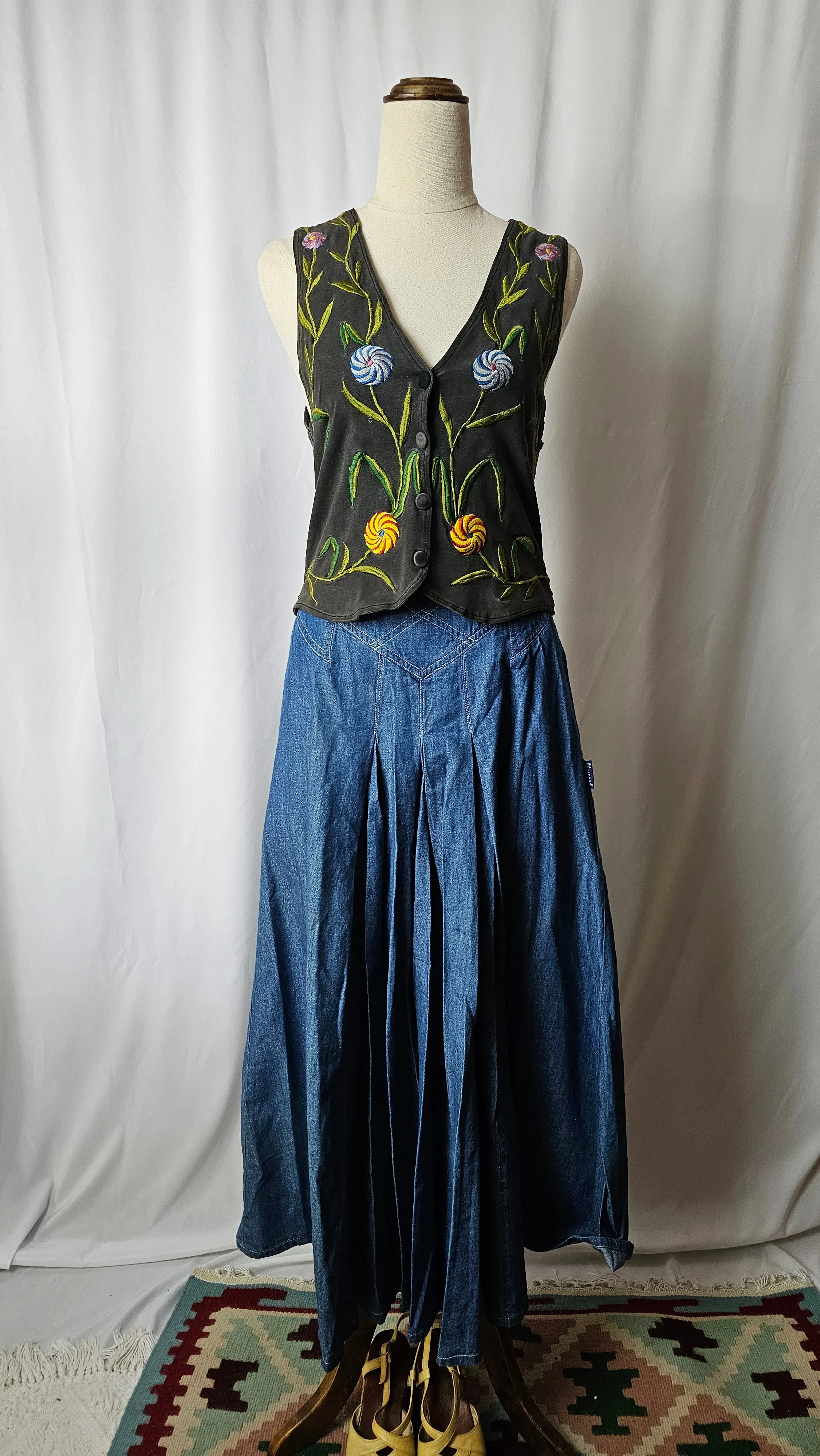 Vintage embroidered vest, flowers & vines, stretchy! S-M